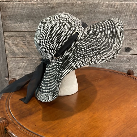 Cute summer or Vacation hat - Picture 3 of 3